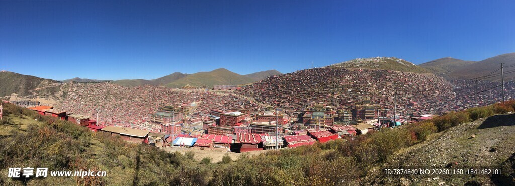 山间红顶建筑群风景