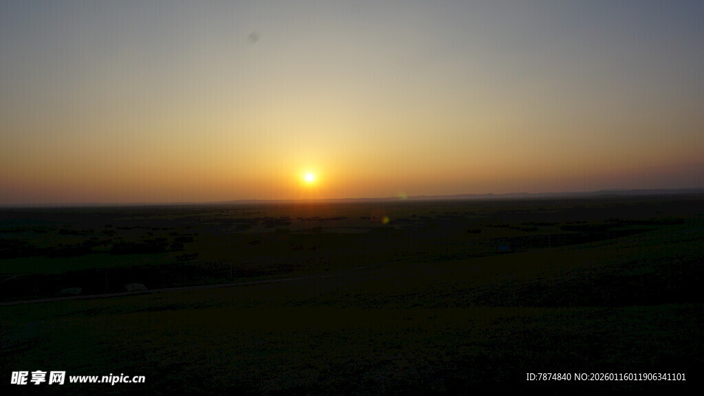 草原上的壮丽日落景观