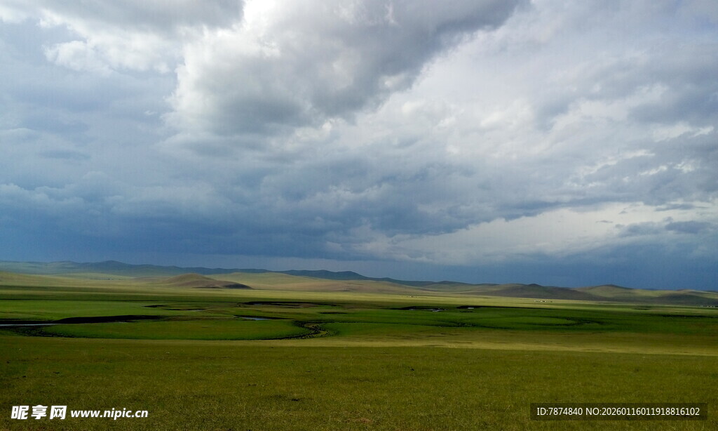 草原上空的壮丽云层
