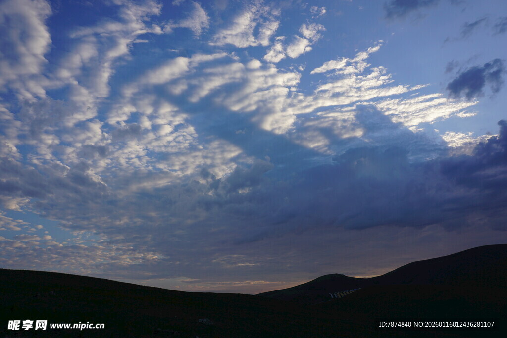 黄昏时分的山峦与云彩