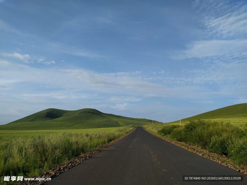 草原中的蜿蜒公路