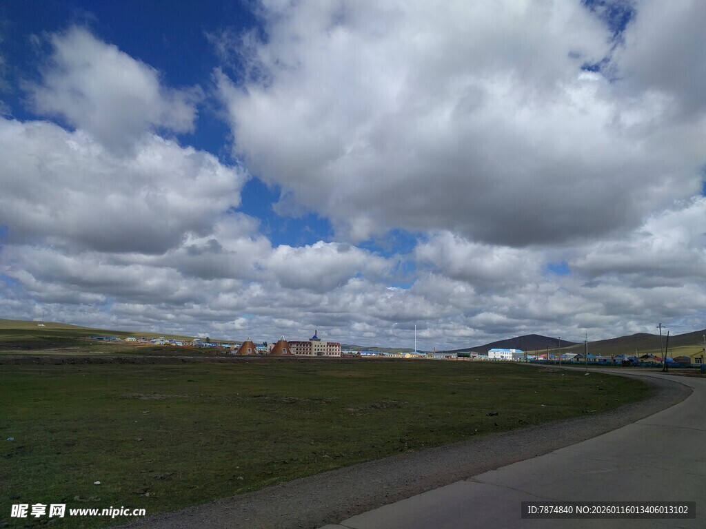 草原公路上的蓝天白云