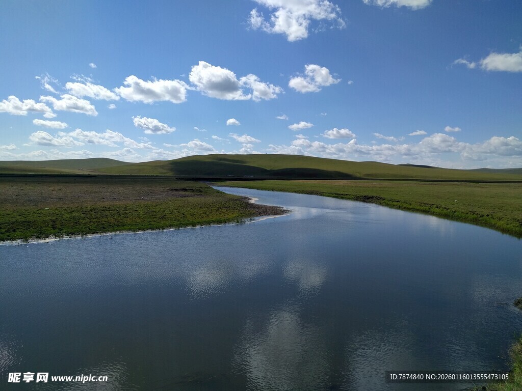 草原湖泊蓝天美景