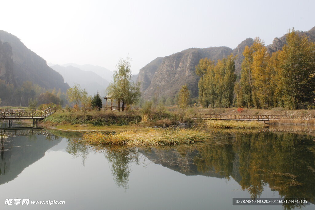 秋日山水倒影美景