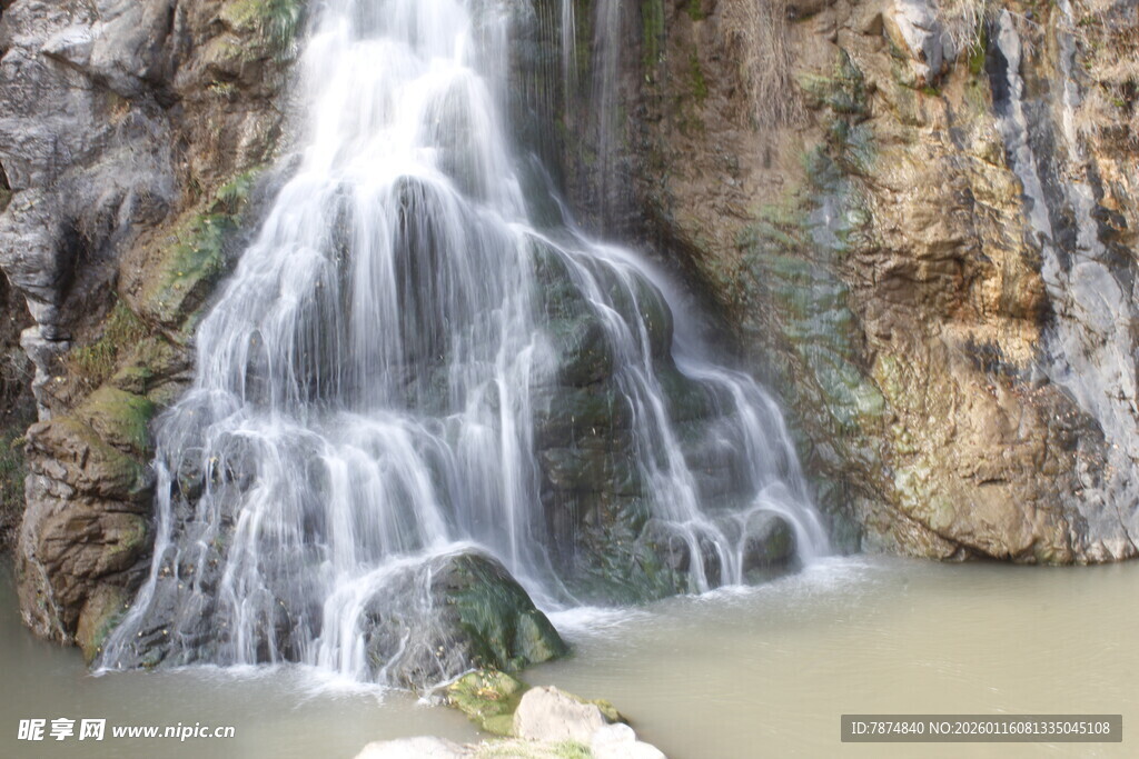 山间小瀑布景观