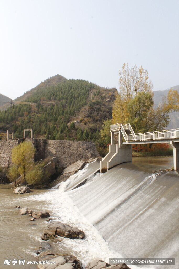 山间水坝风光