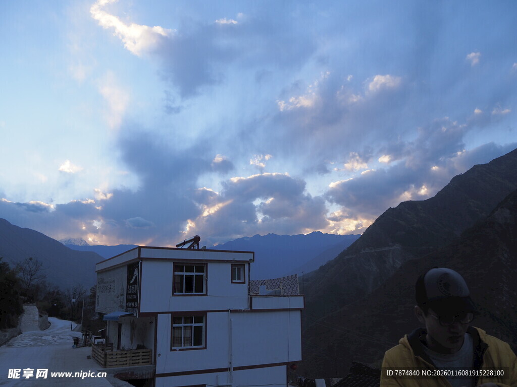 山间小屋的黄昏景致