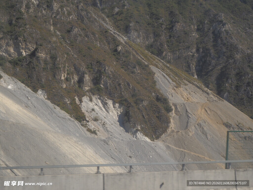 雪山下的户外风景