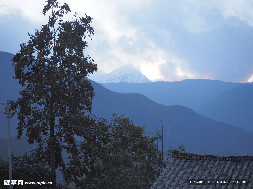 山间树影与远黛