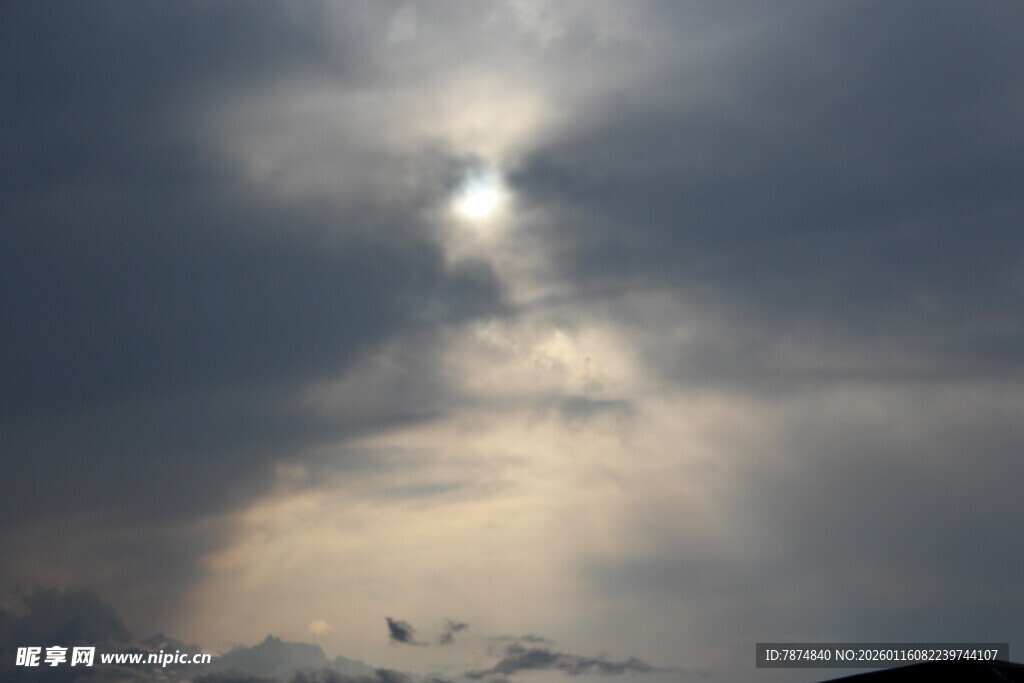 穿透乌云的阳光