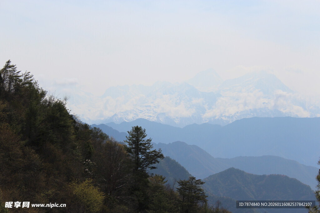 山间远眺壮丽雪山景色