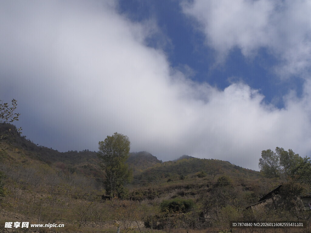 山间蓝天白云景色