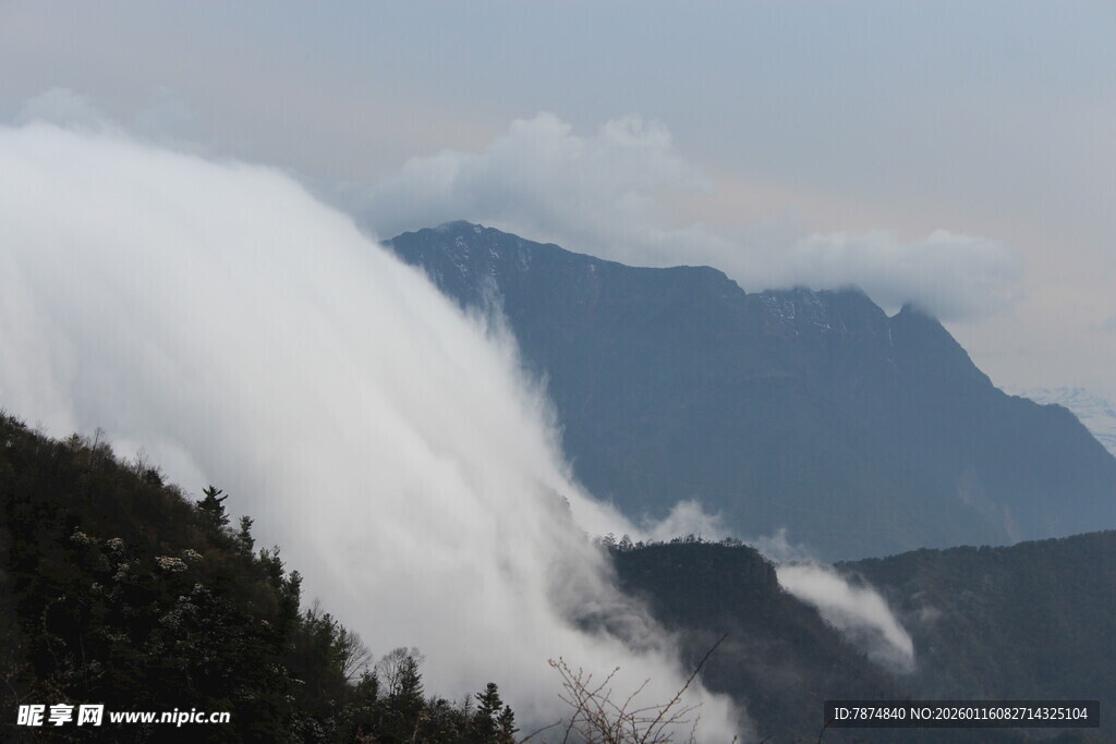山间云雾缭绕的壮丽景致