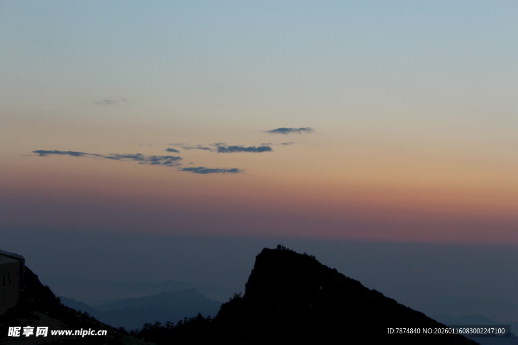 日落时分的壮丽山峦景色