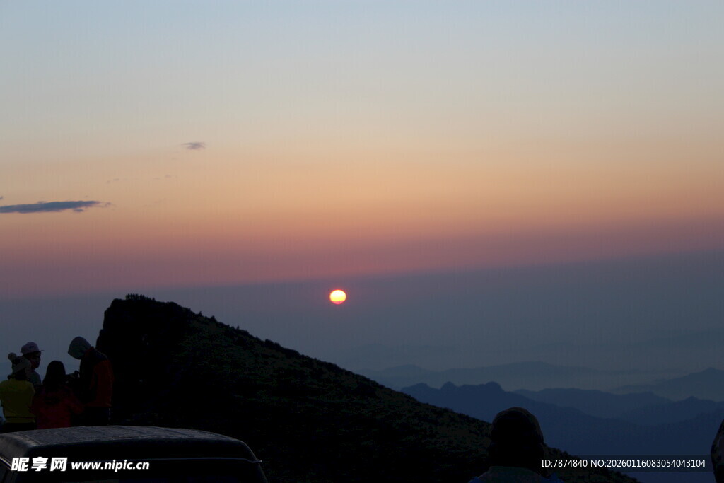 山顶观壮丽日出美景
