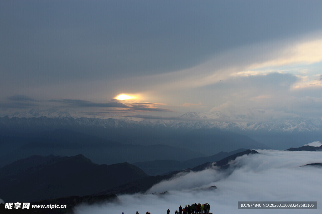 云海之上的壮丽日出景观