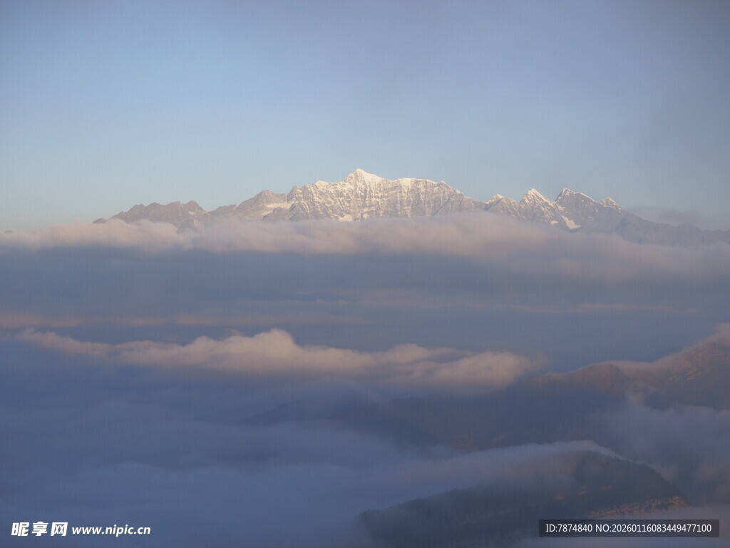 云海之上的壮丽雪山