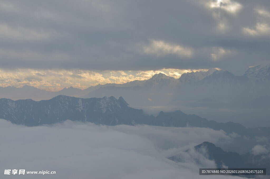 云海中的壮丽山峦景观