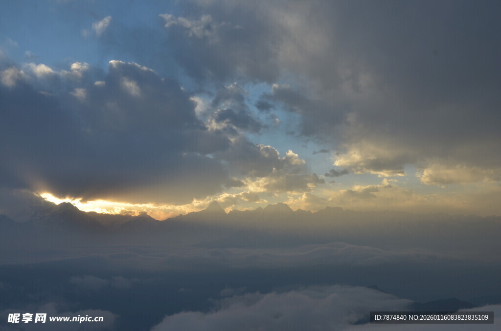 壮丽云海中的天空美景