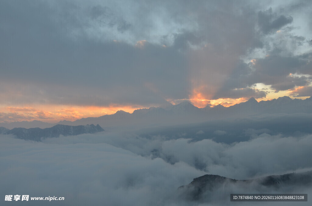 云海之上的壮丽日出景观