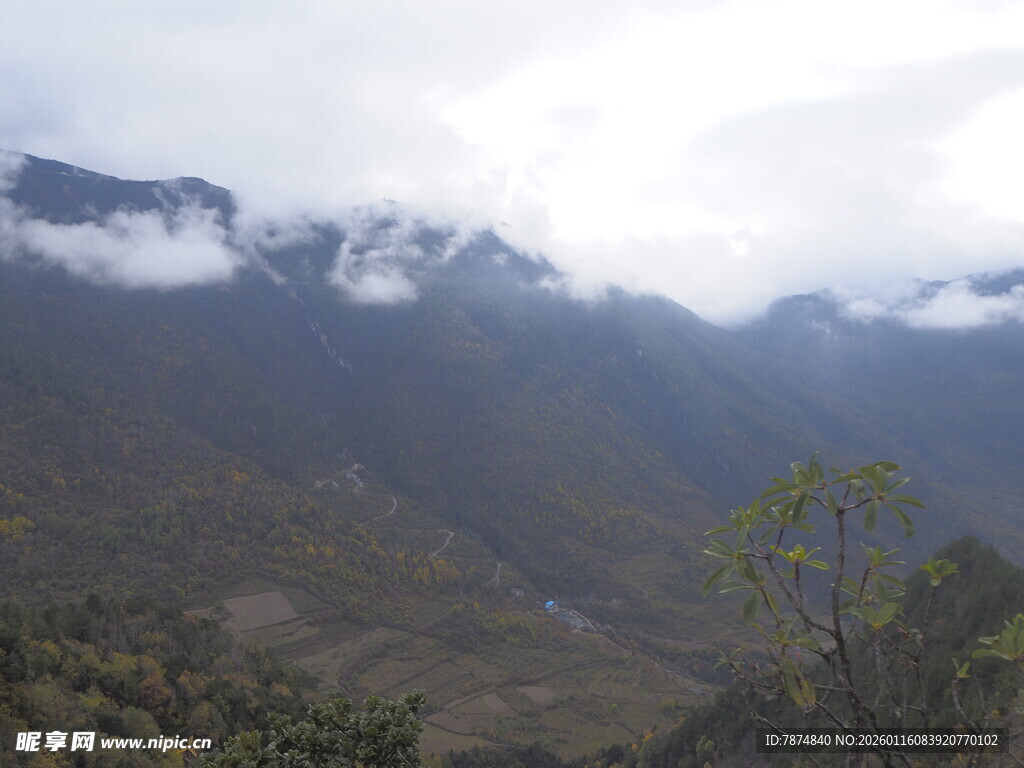 云雾缭绕的壮美山峦