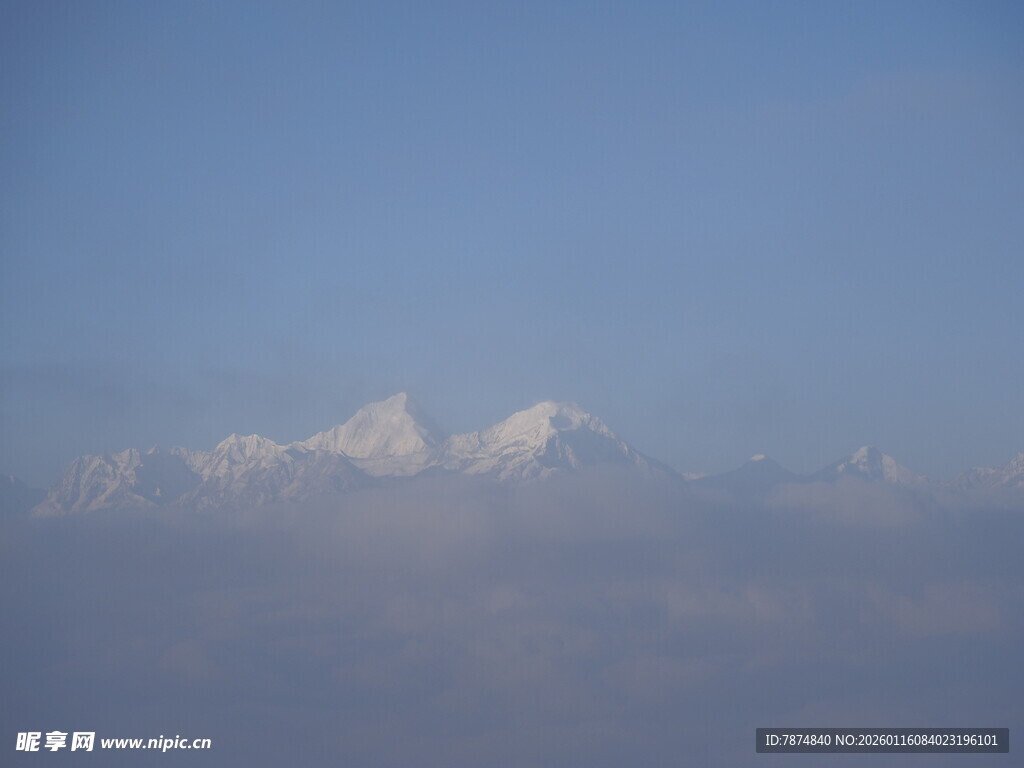 云海之上的雪山美景