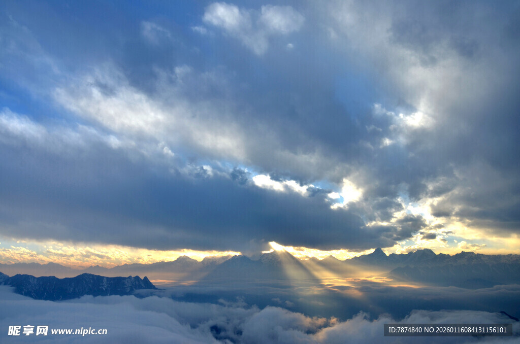 云海之上的壮丽霞光