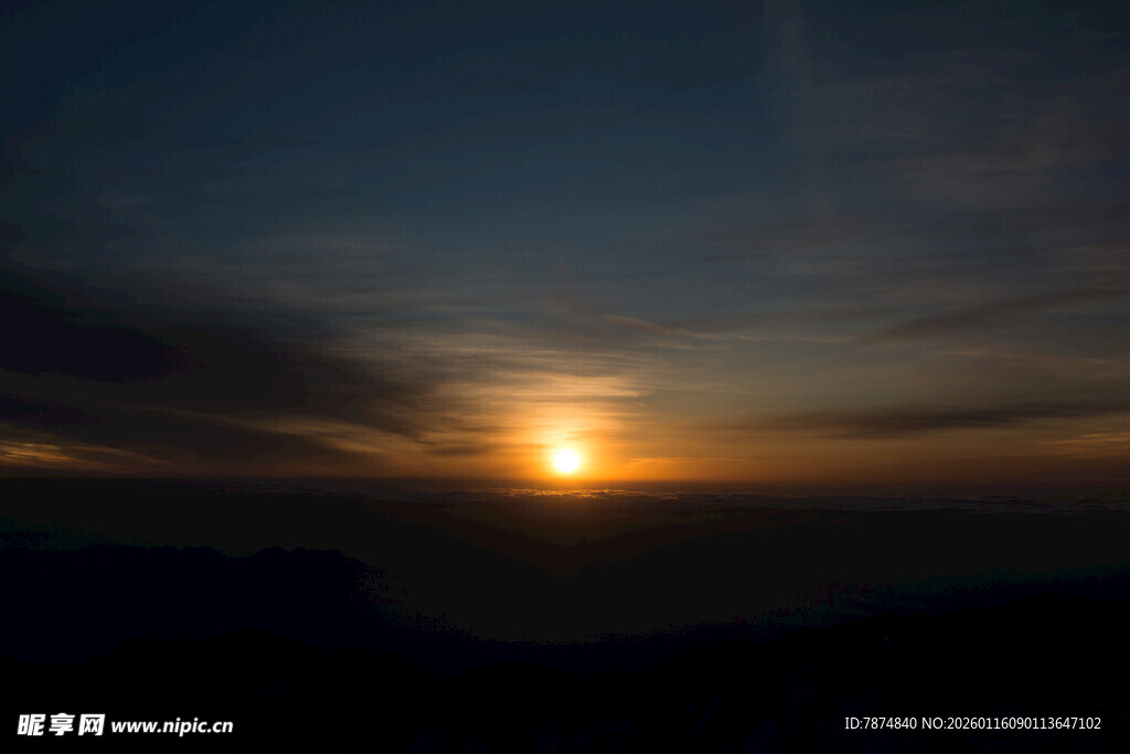 日落时分的壮丽天空景观