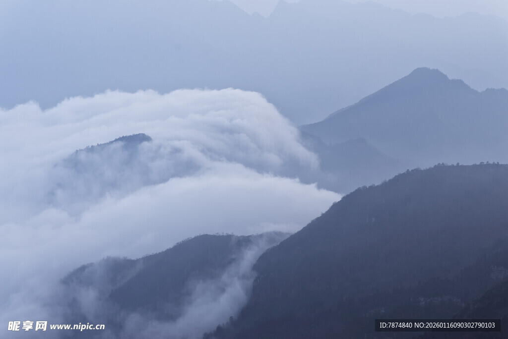 云雾缭绕的壮丽山峦