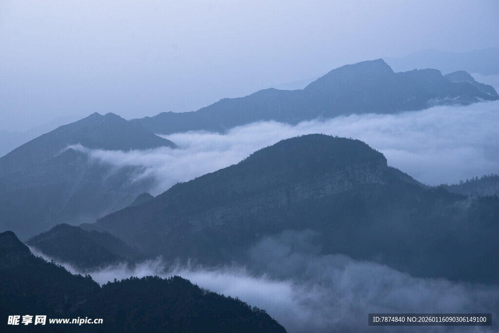 山间云雾缭绕的壮美景色