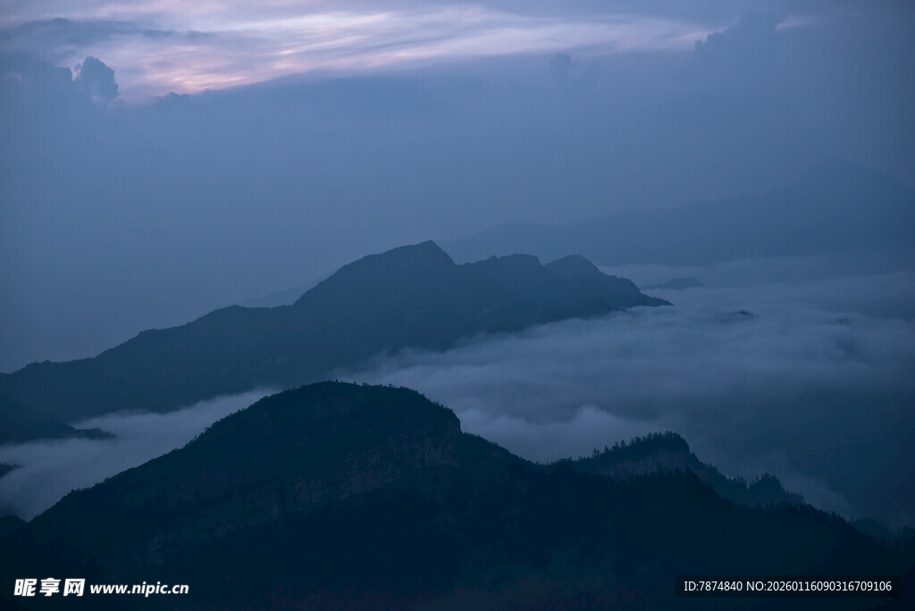 云雾缭绕的壮美山峦