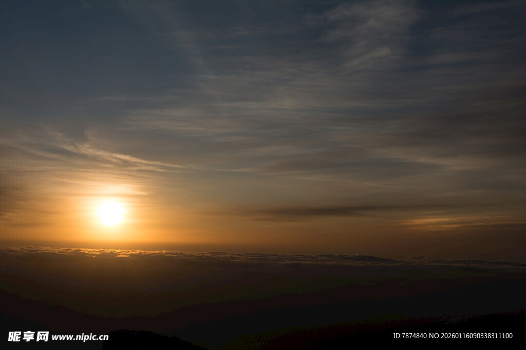 日落时分的壮丽天空景色