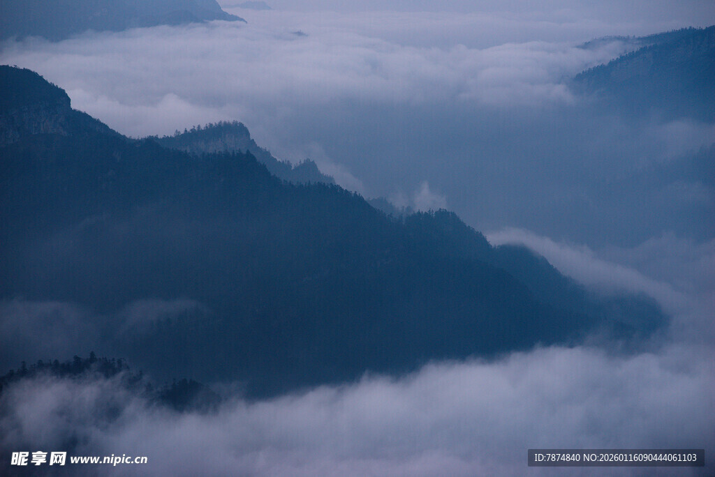 云雾缭绕的壮美山峦
