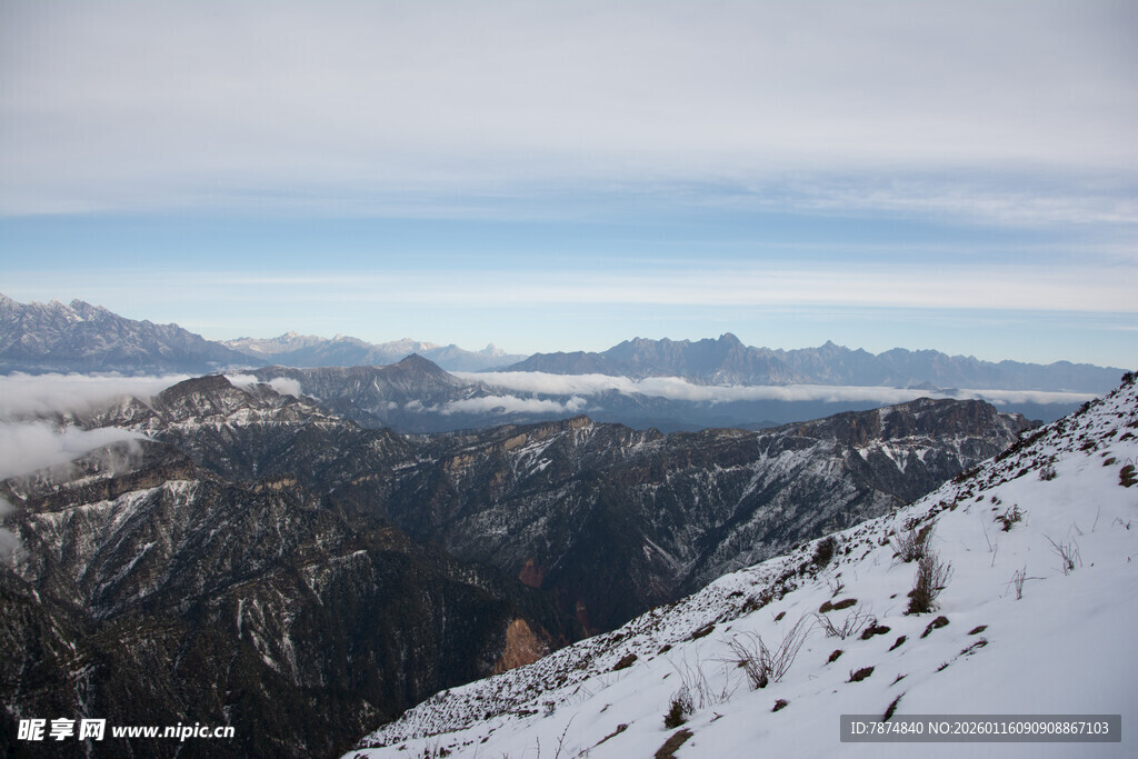 雪山云海壮丽自然景观