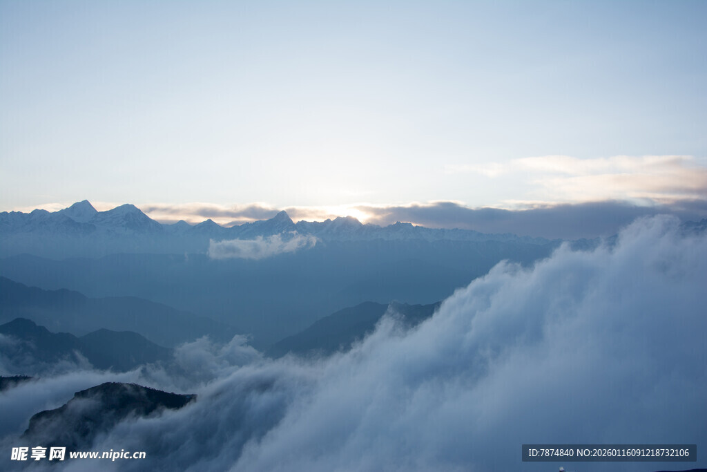 云海之上的壮丽山峦