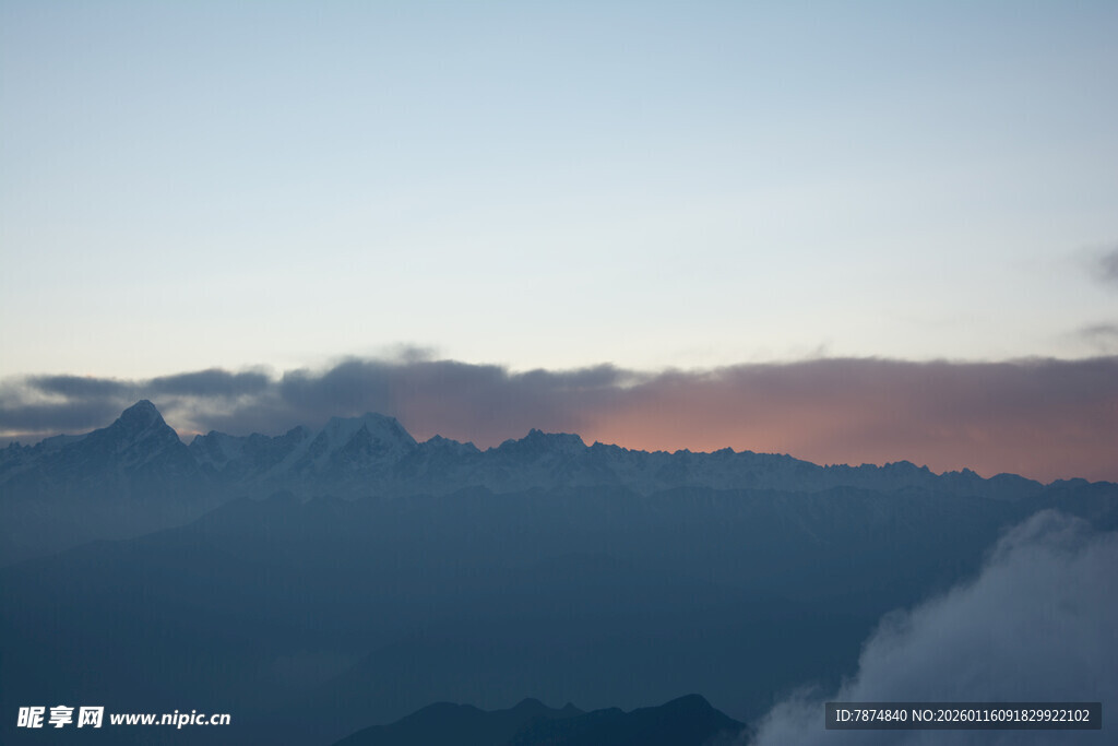 日出时分的壮丽山峦景色