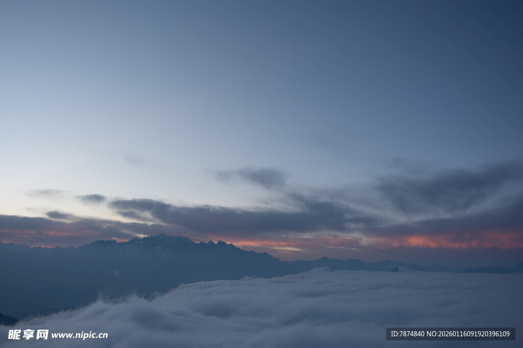 云海之上的绚烂霞光