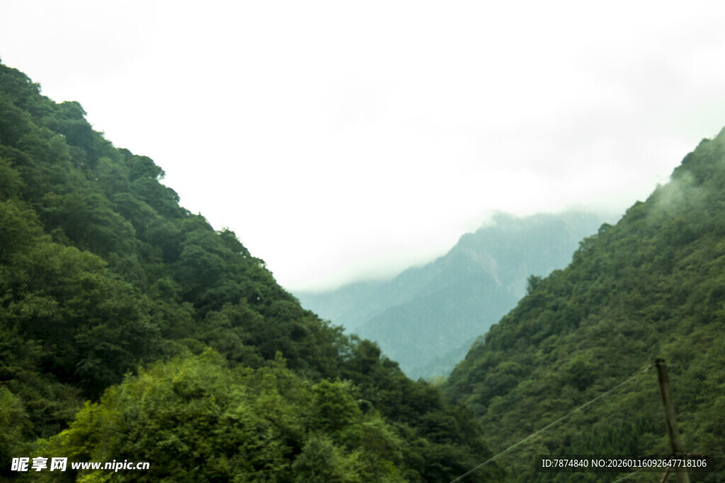 青山翠谷间的自然美景