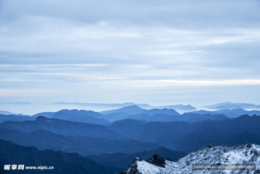 雪山连绵的壮阔山脉景观