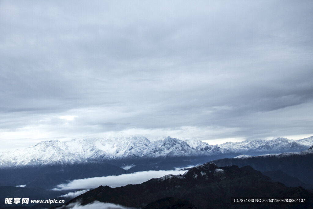 雪山云海壮丽自然景观