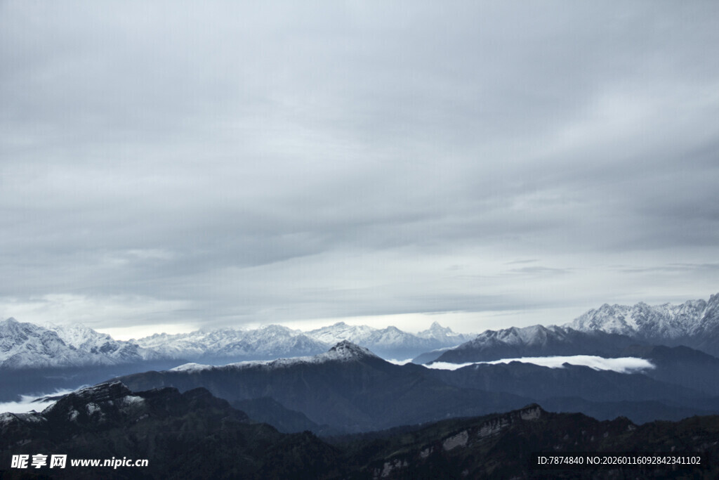 云雾缭绕的壮美山脉景观