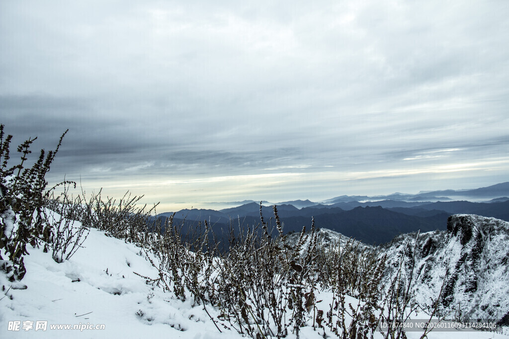 雪覆山峦间的萧瑟景致