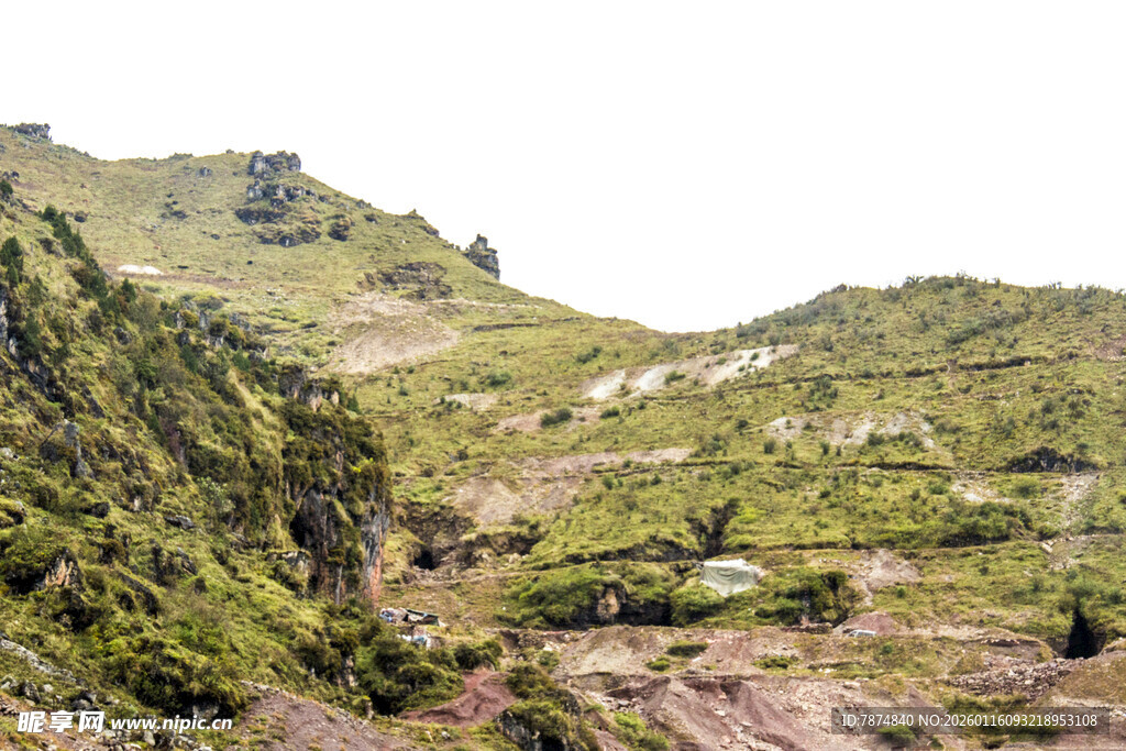 山间绿意盎然的自然景致