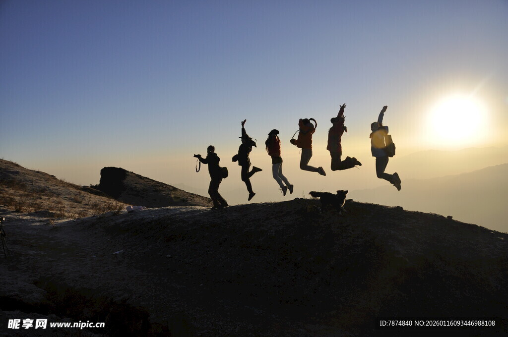 山顶上的活力跳跃身影