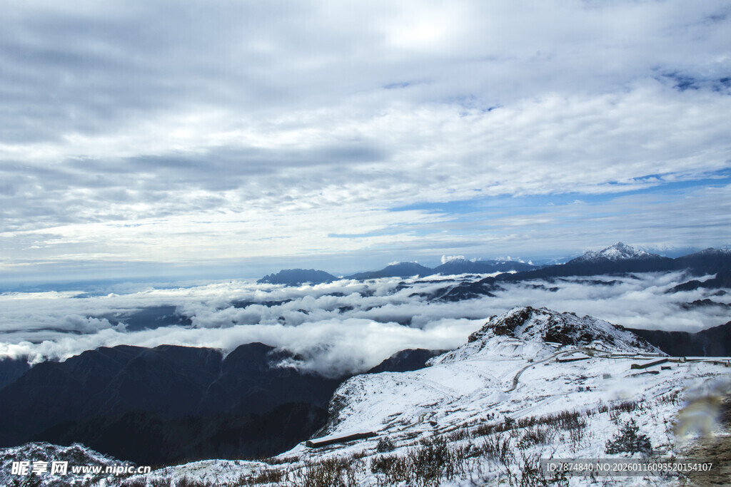 雪山云海壮丽景观