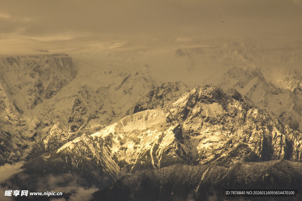 金色光辉下的壮丽雪山