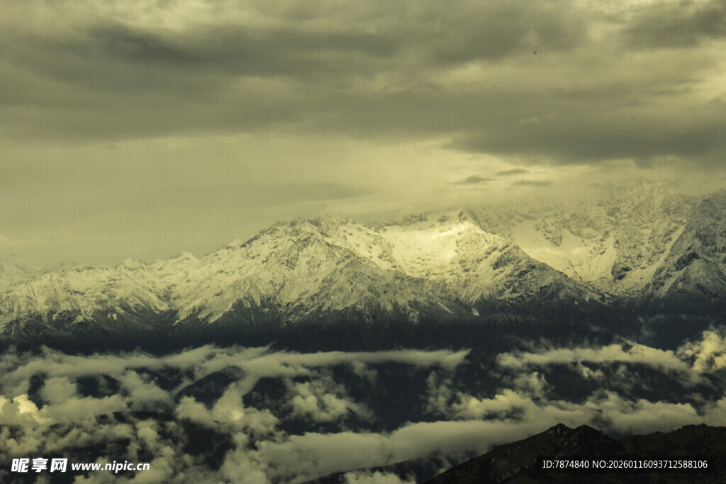 云雾缭绕的壮丽雪山景观