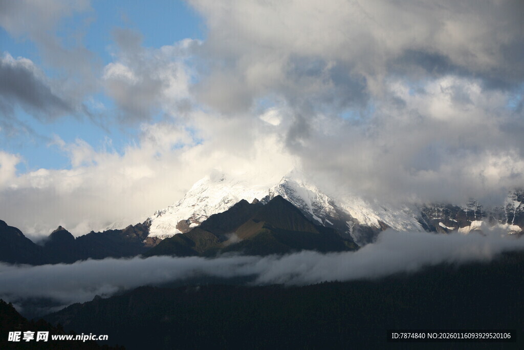 雪山云海壮丽自然景观