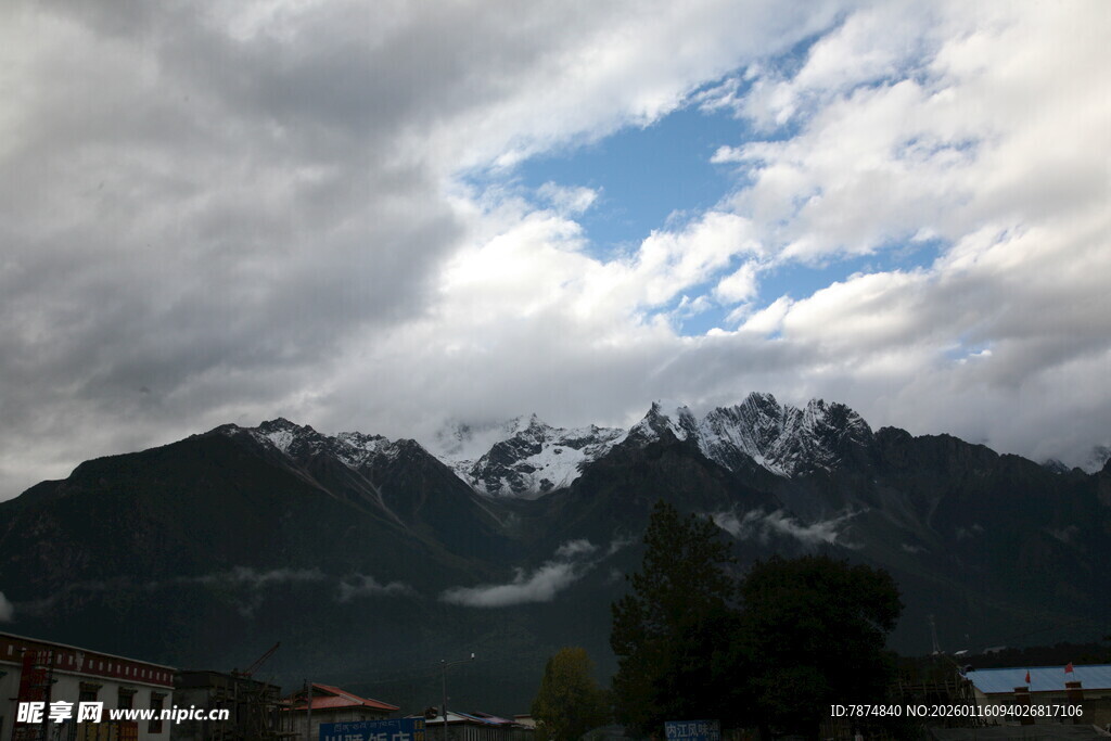 雪山云海风光远眺