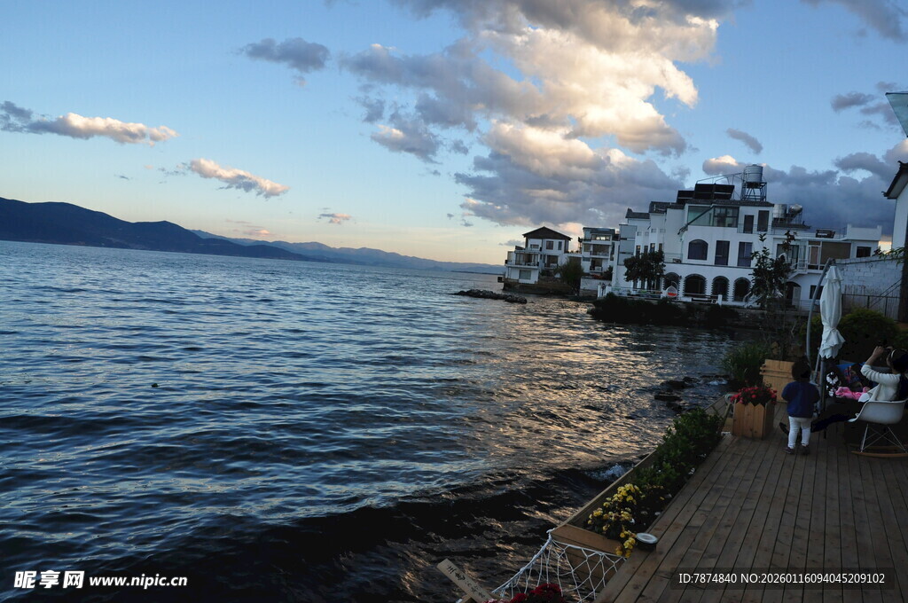 湖畔小镇黄昏美景
